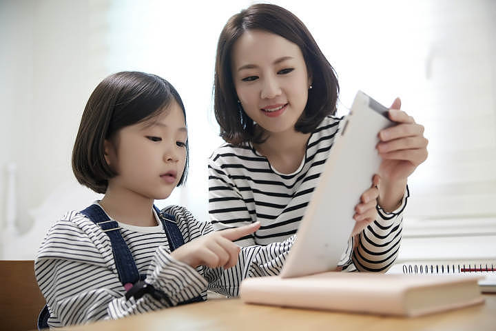 10岁女孩肚子痛到连做两次胃镜，医生开出处方：把培训班退掉