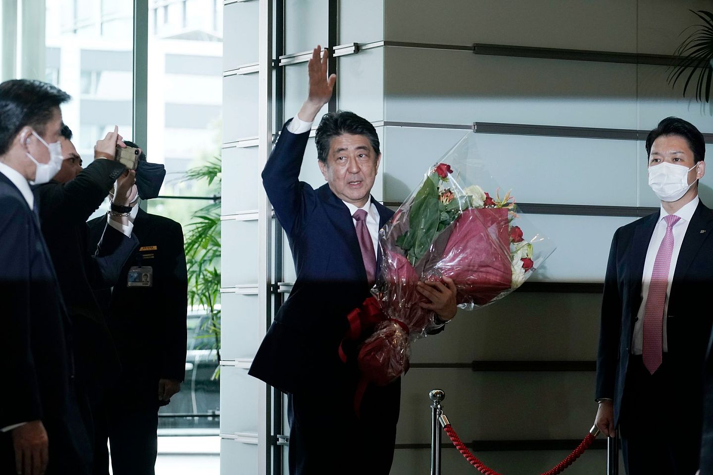 2020年9月16日，卸任的日本首相安倍晋三离开日本首相办公室时挥手致意。（Reuters）