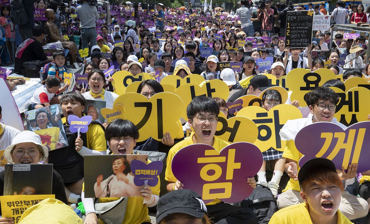 2018年8月15日，韩国民众在位于首尔的日本驻韩国大使馆附近举行集会，要求日本政府就“慰安妇”问题真诚道歉。（新华社）