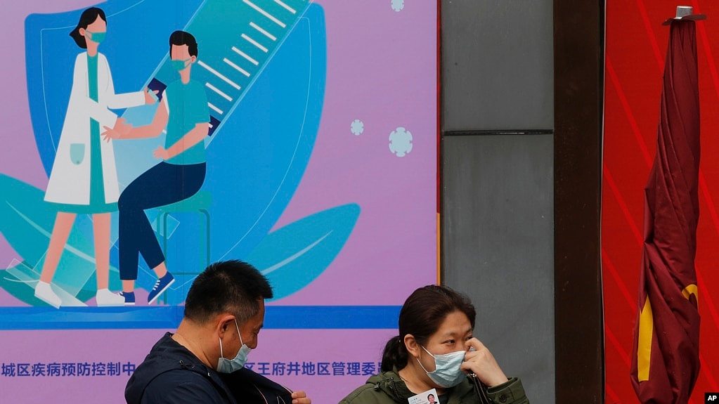 北京民众排队等候借种新冠疫苗（2021年4月21日）