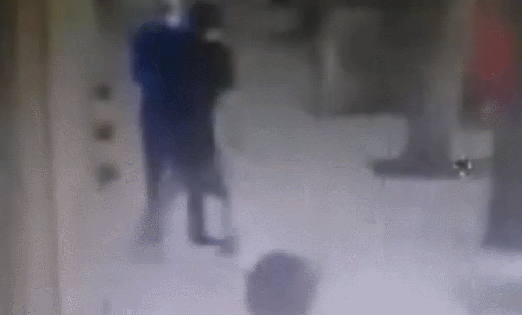 监控曝光！94岁华裔老太当街被连捅数刀，事后无人上前帮忙，嫌犯大摇大摆离开（视频/组图） - 1