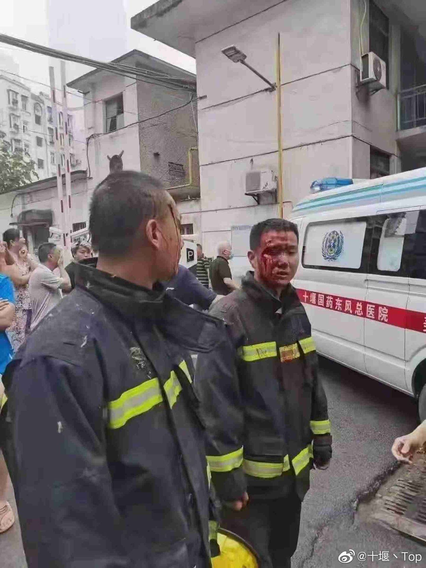 网络上的图片显示，湖北十堰燃气爆炸现场救援人员也有受伤，有猜测是爆炸前就已赶到处置。（微博@十堰丶Top）