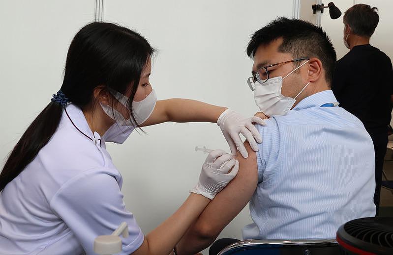 亚洲国家近来的新冠疫苗接种速度加快。 欧新社