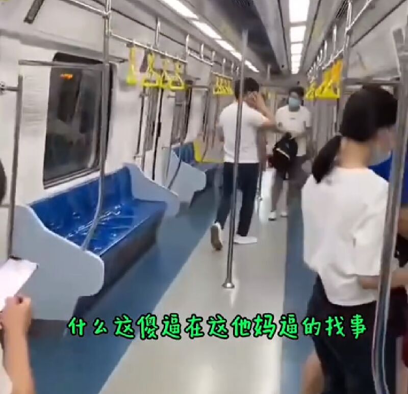 “坐地铁的都是穷B！”北京地铁内一男子大声喧哗，乘客劝阻反遭辱骂 （视频/组图） - 4
