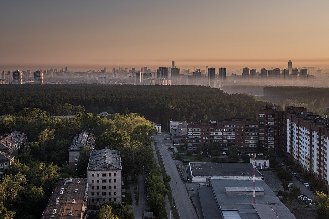 俄罗斯叶卡捷琳堡一个大院里的公寓楼（左）。这里曾是一个军事实验室。