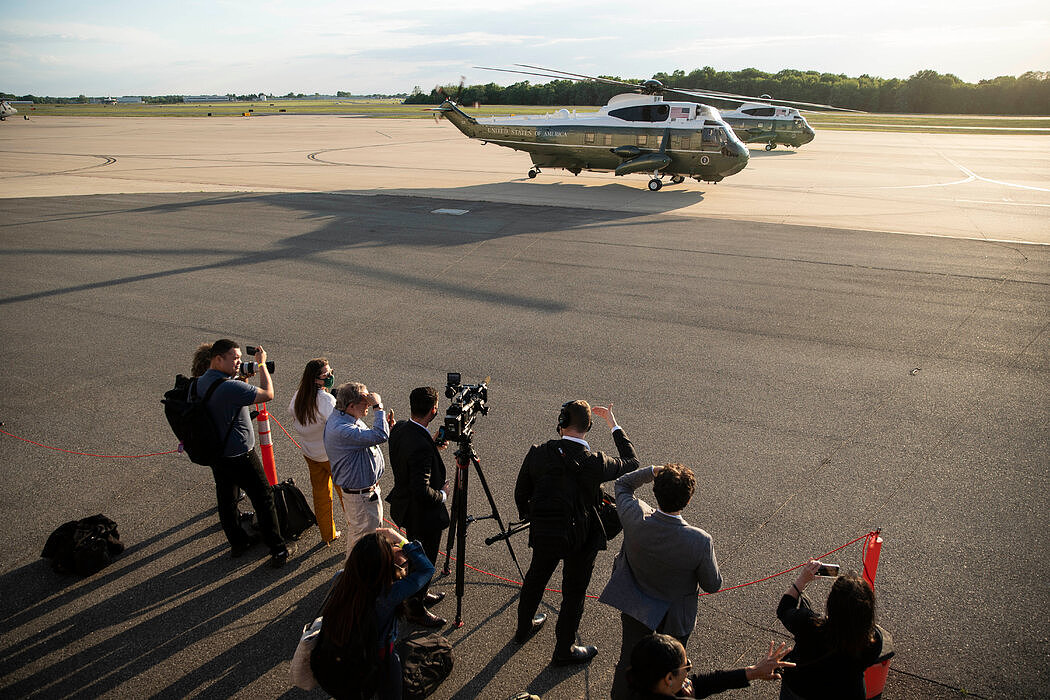 返回自己家中度周末的小约瑟夫·R·拜登总统与第一夫人吉尔·拜登在媒体成员的注视下抵达特拉华州。