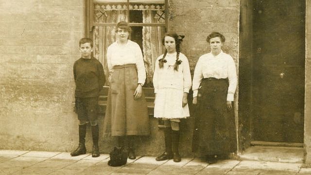 图右的女子就是哈里斯的曾祖母安妮·戴维斯，与自己的孩子在朴次茅斯的房子外的合照。