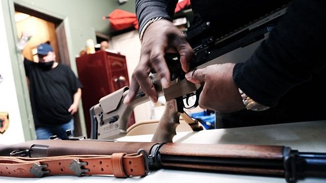 由于担心拜登将收紧法律，枪支销售量激增。
