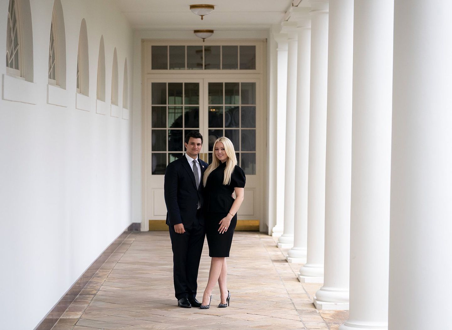 2021年1月20日，蒂芙尼（右）在社交媒体晒出一张与布洛斯在白宫照片。（Twitter@Tiffany Ariana Trump）