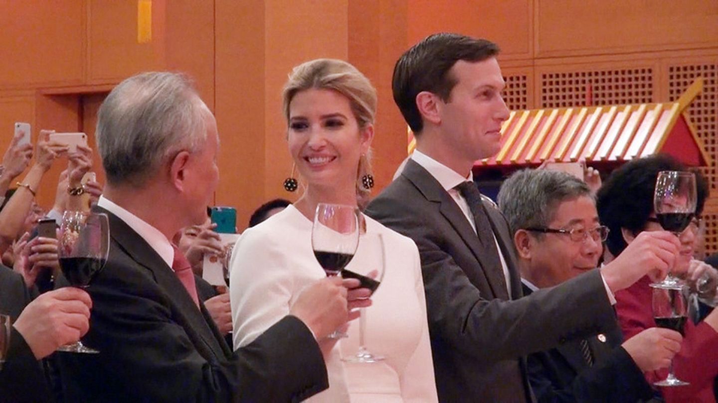 2017年8月27日，美国总统特朗普女儿伊万卡和丈夫库什纳参加中国驻美大使馆的十一国庆酒会。伊万卡与中国驻美大使崔天凯碰杯。（中央社）