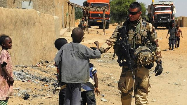 2017年，法国在马里的部队士兵与当地儿童