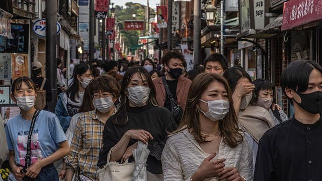 日本民众普遍会合作地执行防疫措施，例如戴口罩，被认为是日本最初成功控制疫情扩散的原因之一。