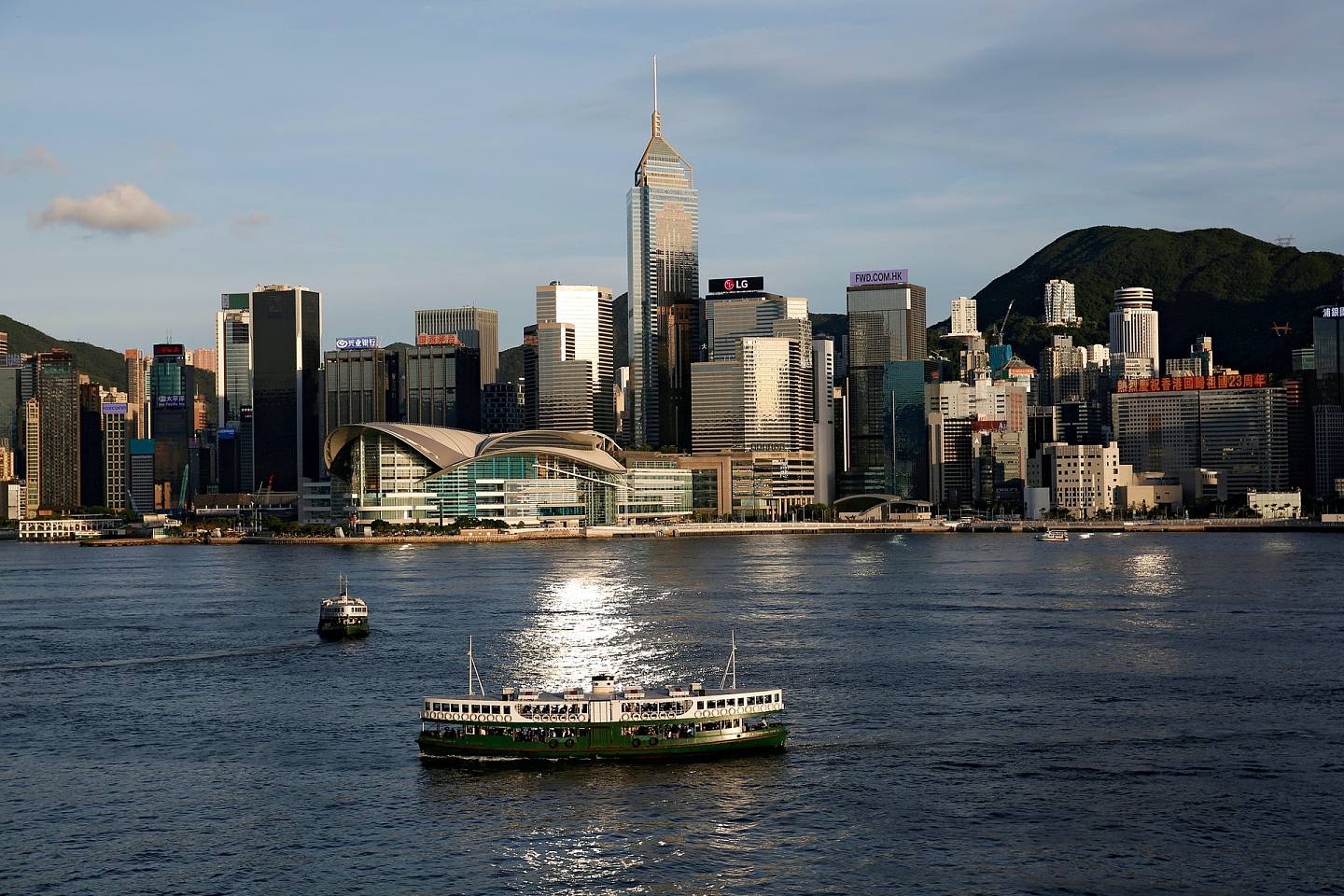 香港生活指數是出了名的高，但來到2021年，中亞國家土庫曼首都阿什哈巴德在排名中躍升1位，成為外派職員生活成本最高的地方。圖為2020年6月，天星小輪渡輪在駛過香港維多利亞港。（Reuters）