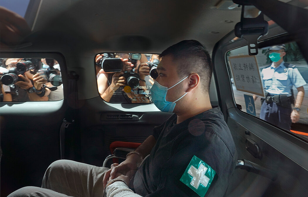 唐英杰去年被关在警车里。他是根据新的国家安全法在香港受审的第一个人。