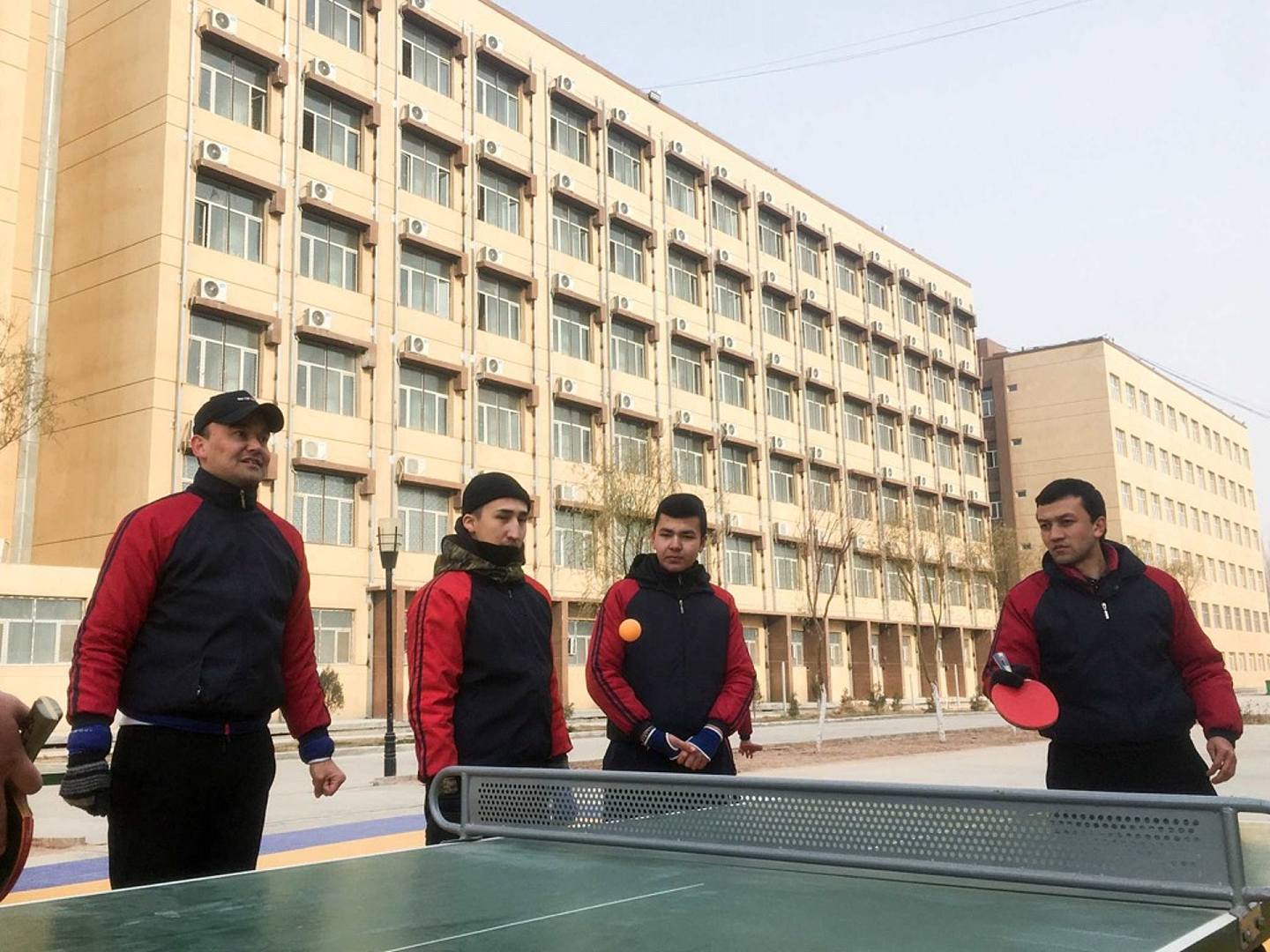 在新疆喀什市的职业技能教育培训中心内，维吾尔族民众可以进行简单体育活动。（Reuters）