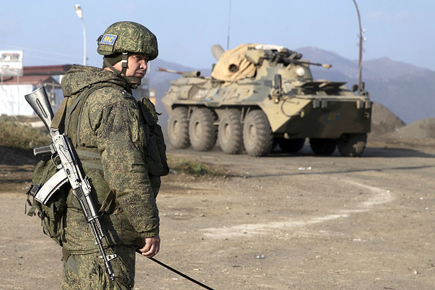 2020年11月17日：俄罗斯维和军人在舒沙古城附近的检查站站岗执勤。（Getty Images）