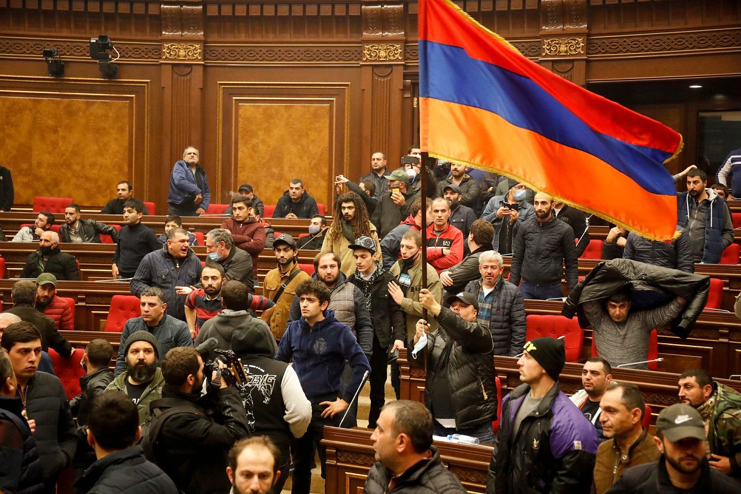 纳卡前线的失败让亚美尼亚首都各界人士悲愤不已，在2020年12月，很多亚美尼亚民众闯入国会，试图逮捕帕希尼扬。但在该国情报机构帮助下，帕希尼扬最终脱身。（美联社）