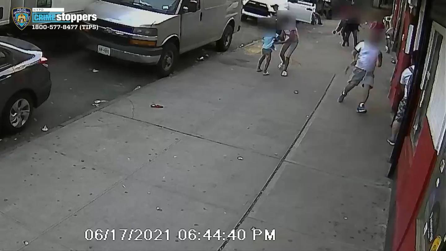 【纽约两童遇街头枪击遭近距离狂轰6枪姐姐肉身保护5岁弟奇迹生还】（翻摄自NYPD「Crime Stoppers」）