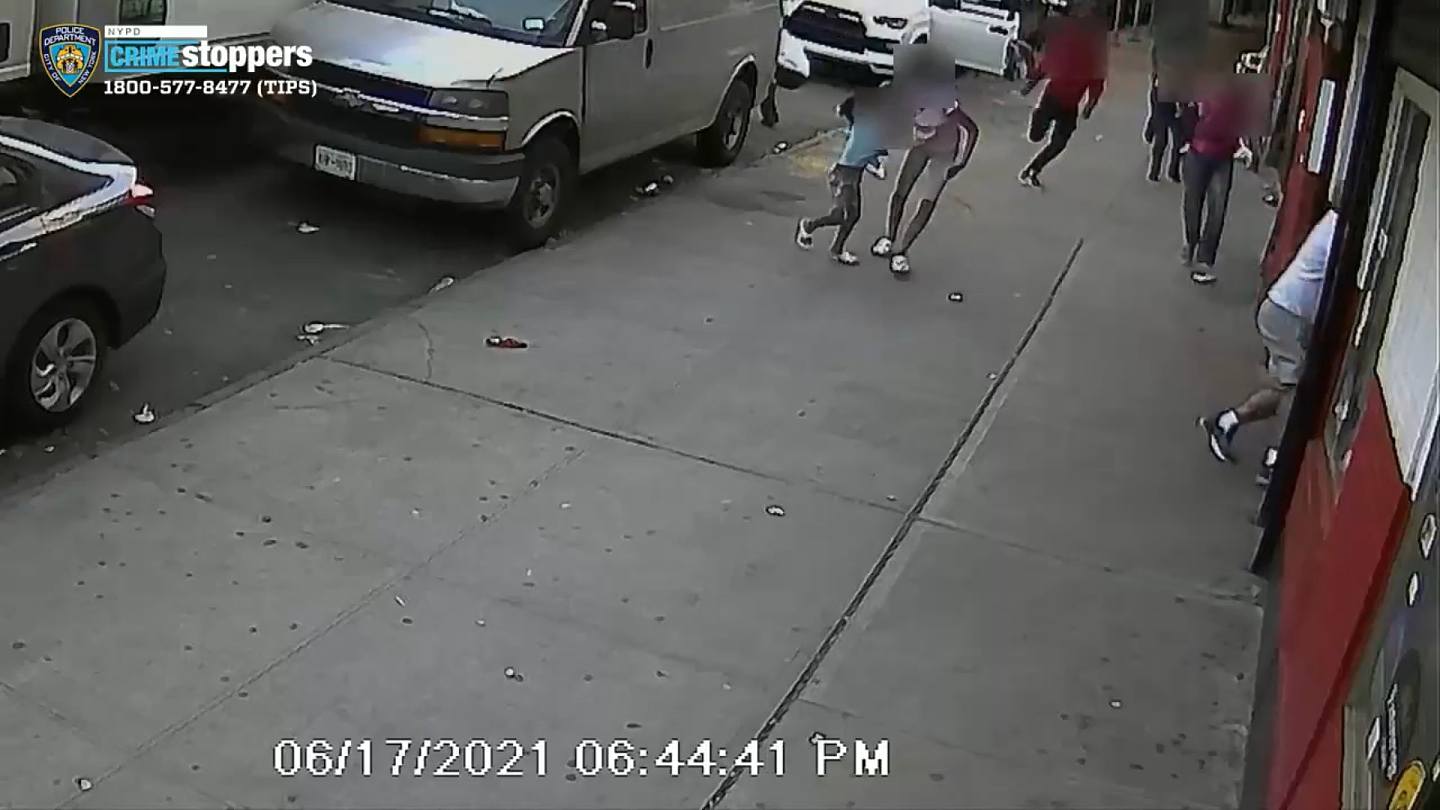 【纽约两童遇街头枪击遭近距离狂轰6枪姐姐肉身保护5岁弟奇迹生还】（翻摄自NYPD「Crime Stoppers」）