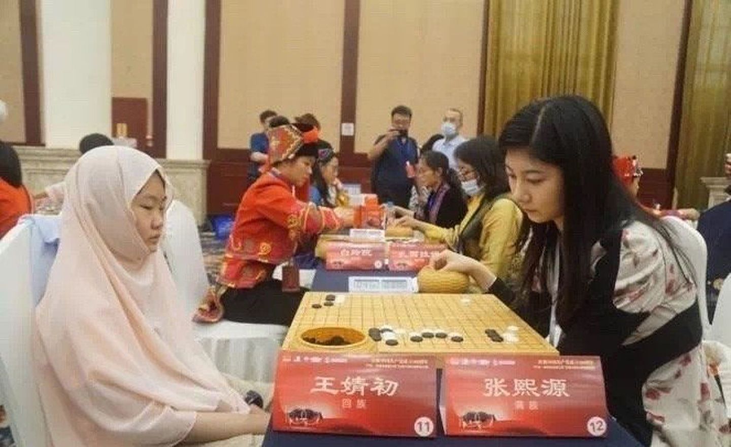 日前浙江衢州举行“全国第二届少数民族围棋赛”，会上一名回族棋手的穿著（图左），引起网络热议。（微博@都护西域）