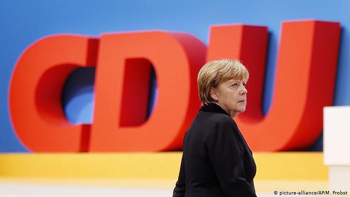Kanzlerin Merkel vor CDU-Logo