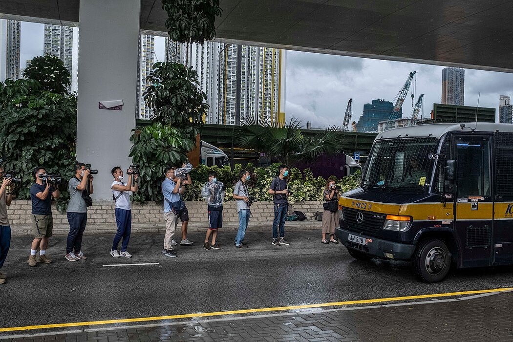 2020年7月，香港一家法院外等候的记者。