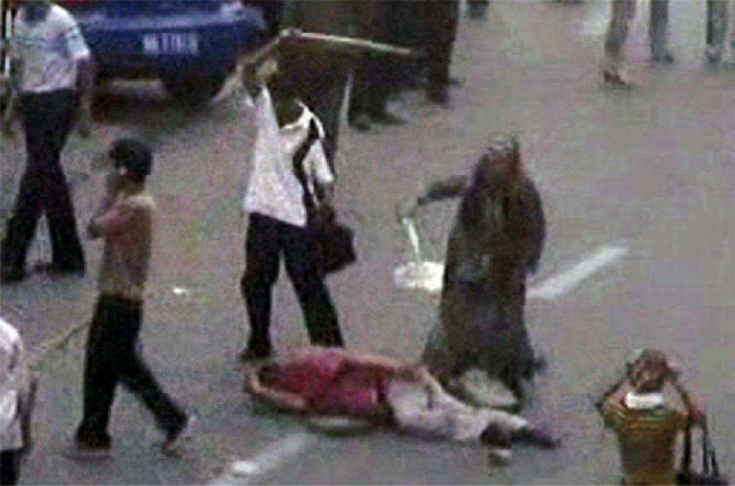 中国新疆的恐怖分子常用刀具砍杀无辜民众。（新华社）