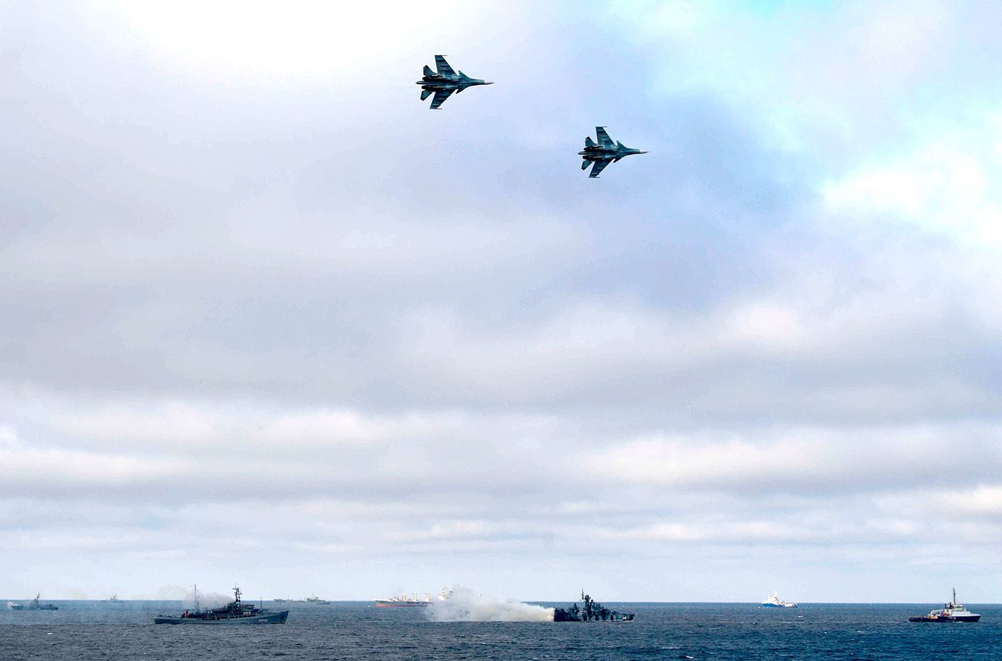 2020年1月9日，俄罗斯军舰在黑海参加演习，演习包括军舰和飞机向演习目标发射导弹。（AP）