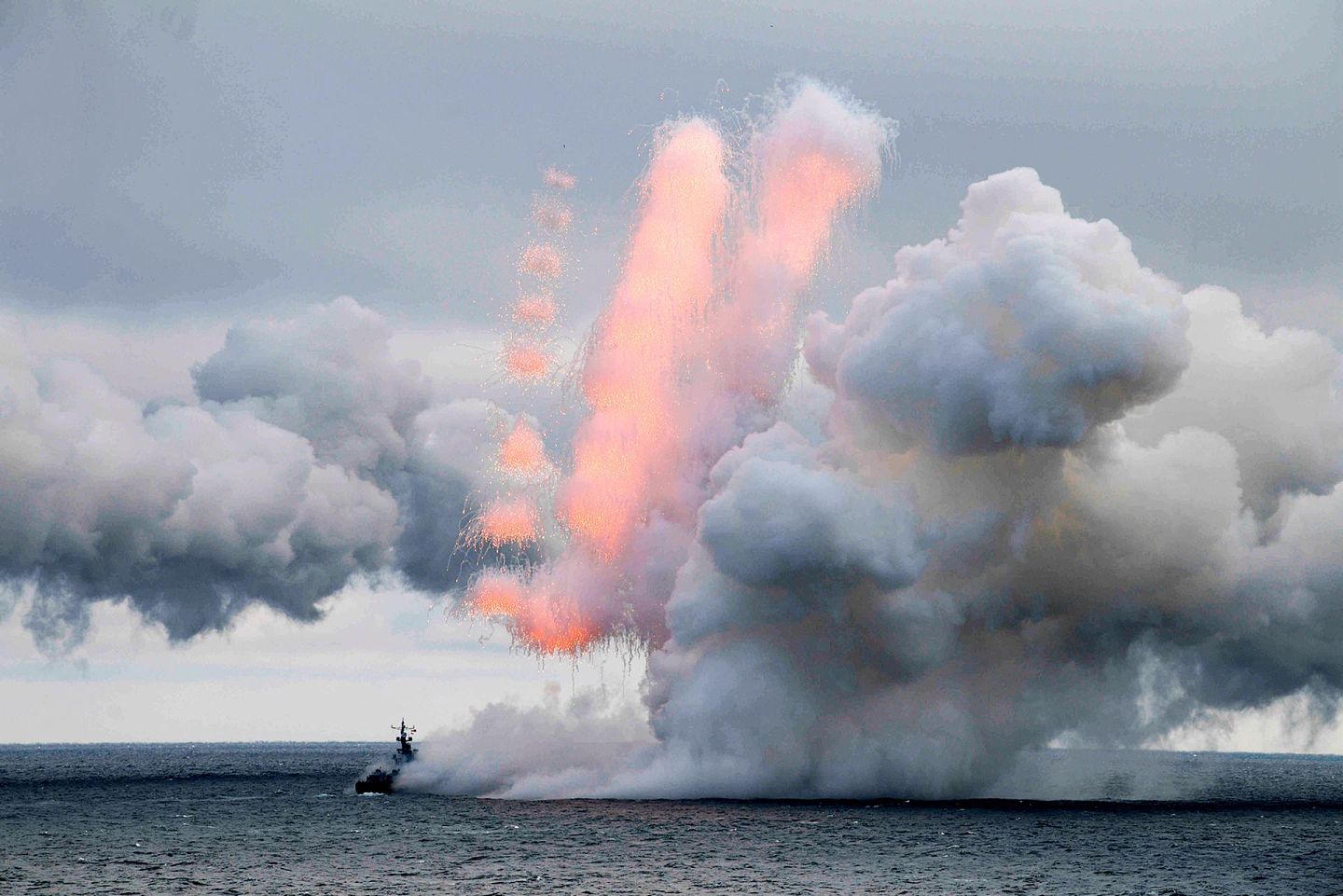 2020年1月9日，一艘俄罗斯军舰在黑海参加演习画面。（AP）