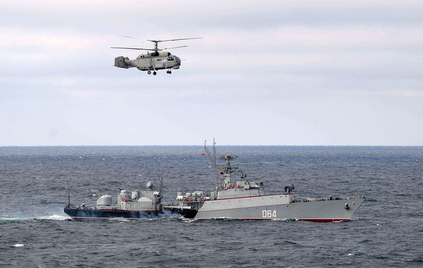 2020年1月9日，一架俄罗斯海军直升机从一艘俄罗斯军舰上空飞过。（AP）