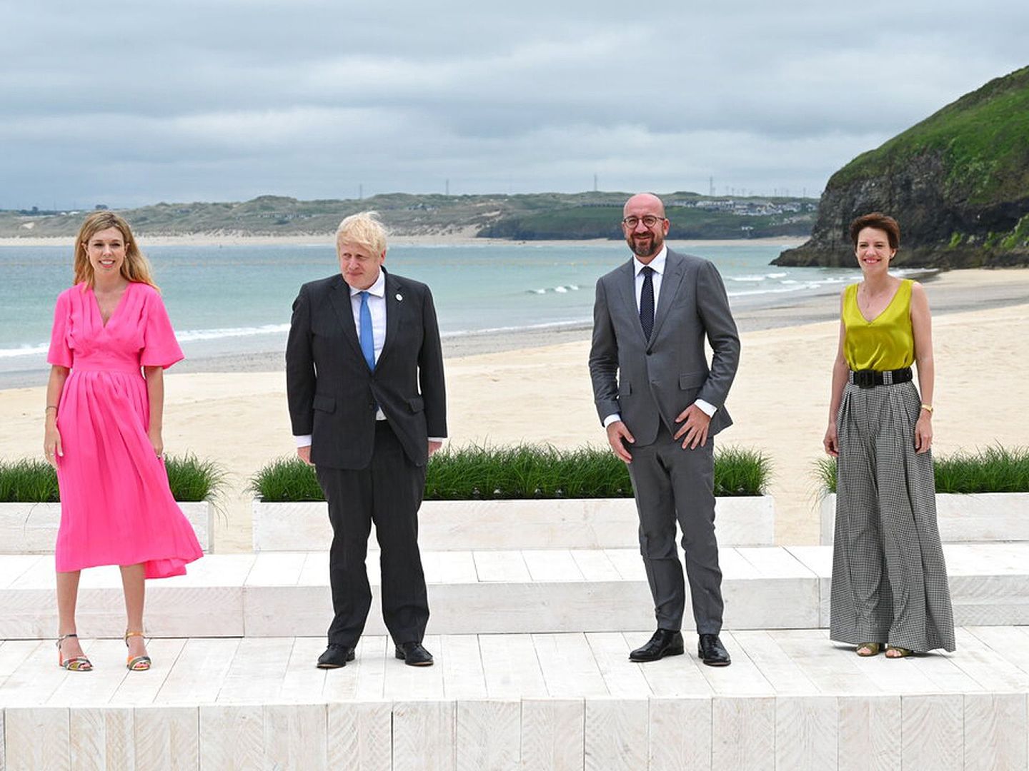 凯莉的粉裙，上半身极具层次感，配上拼色系列的坡跟鞋，更有休闲度假之感，很适合在海边沙滩举行的欢迎仪式，相当应景。（AP）