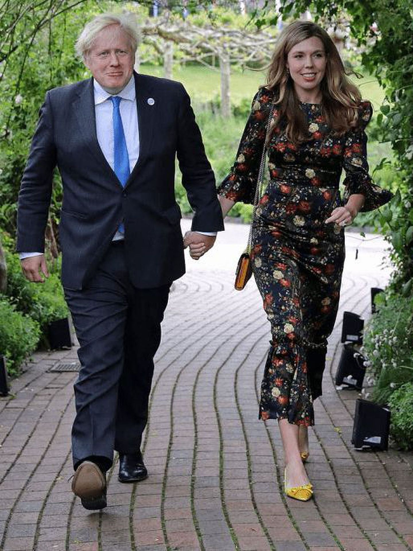 约翰逊夫妇一起参加G7峰会仍不忘秀恩爱，两人牵手从“伊甸园项目”走过。（AP）