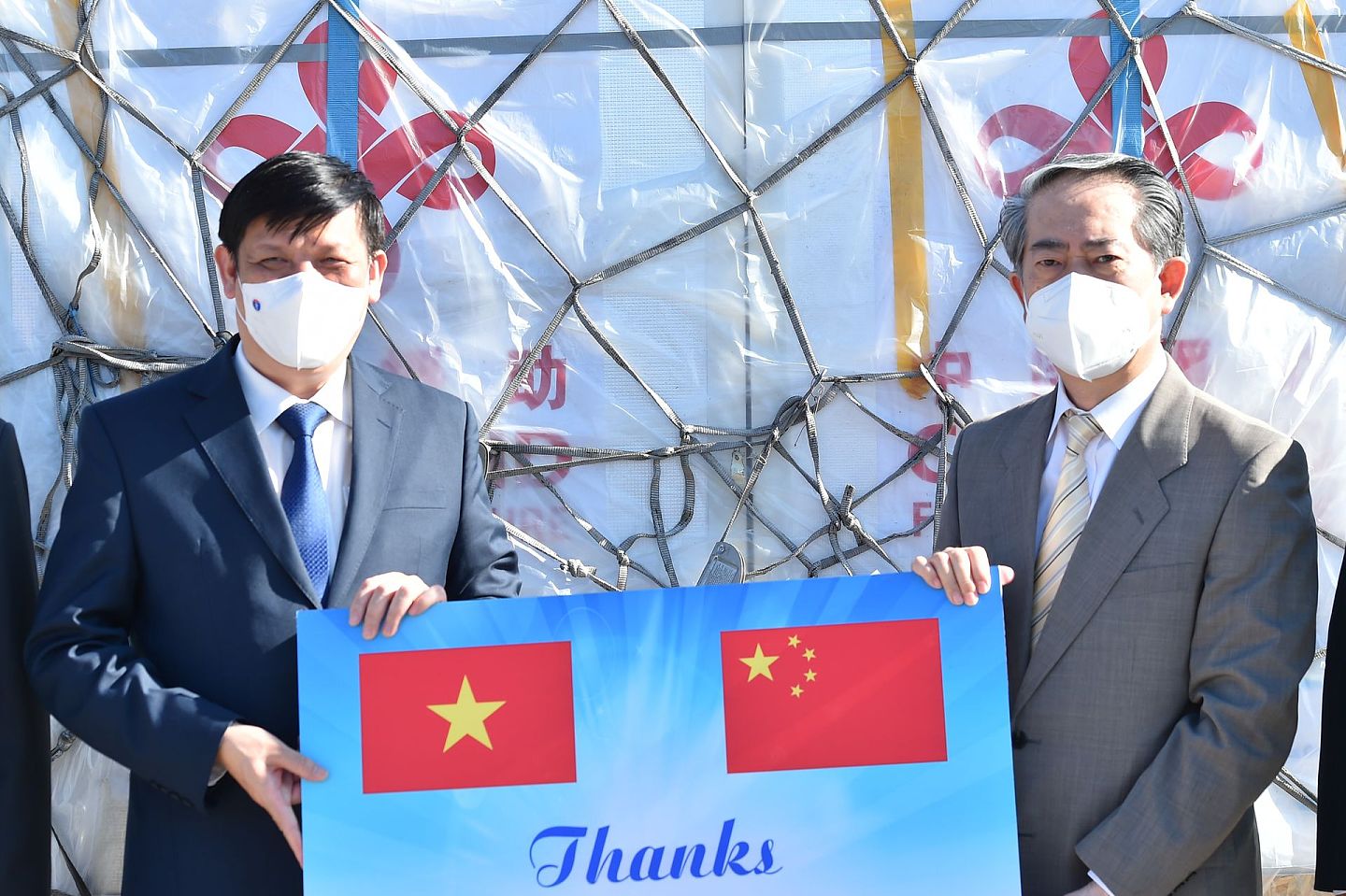 2021年6月20日，中国政府援助越南的中国国药集团疫苗运抵越南首都河内，中国驻越南大使熊波和越南卫生部长阮青龙（左）到机场迎接。（新华社）