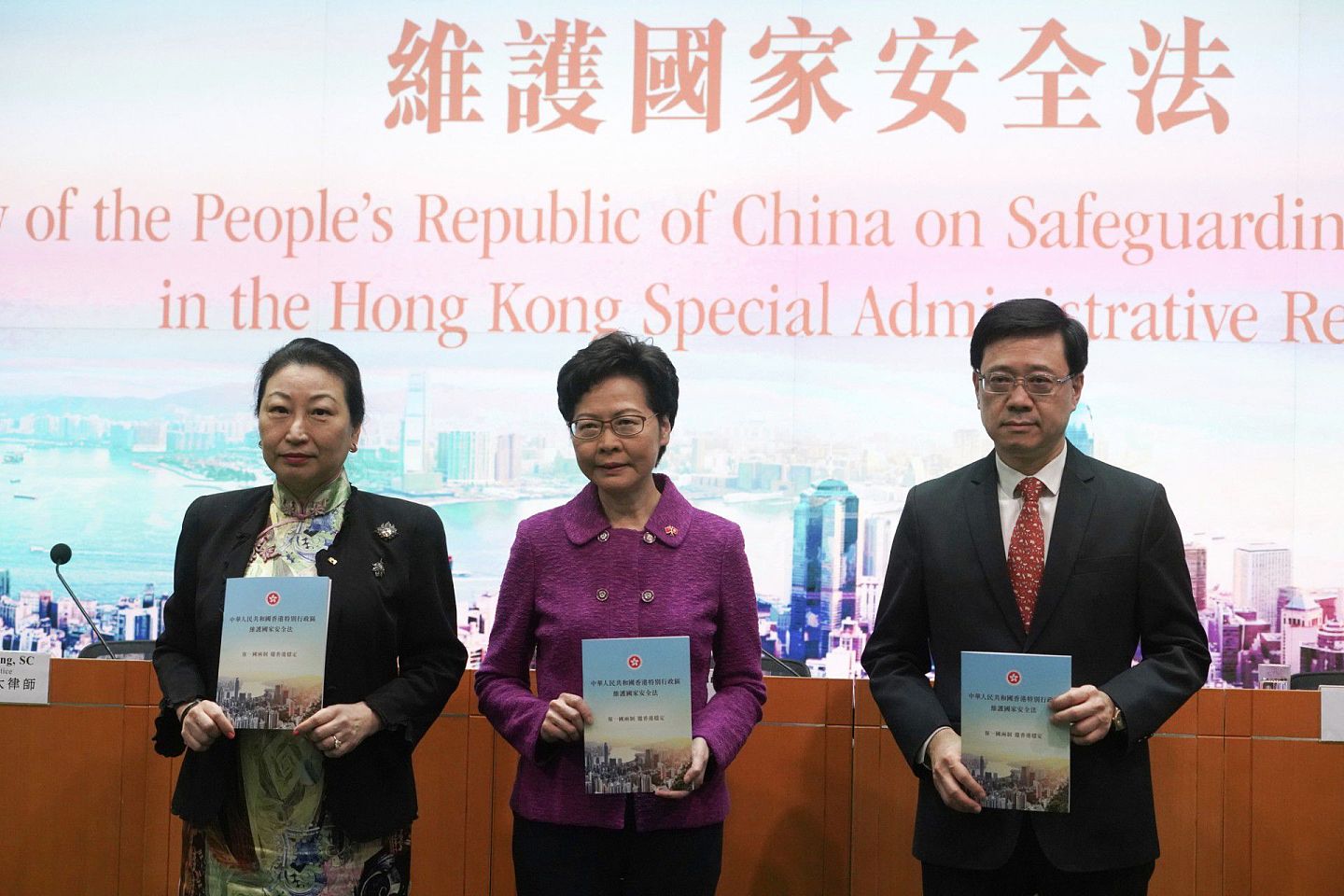 邓炳强（右）此前与港府高层讲解“港版国安法”。（香港01）