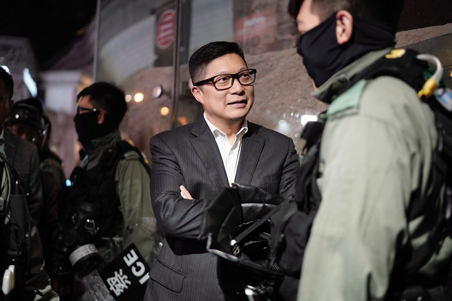 反修例风波期间，邓炳强（左）在平安夜与一名值班警察交谈。（AP）