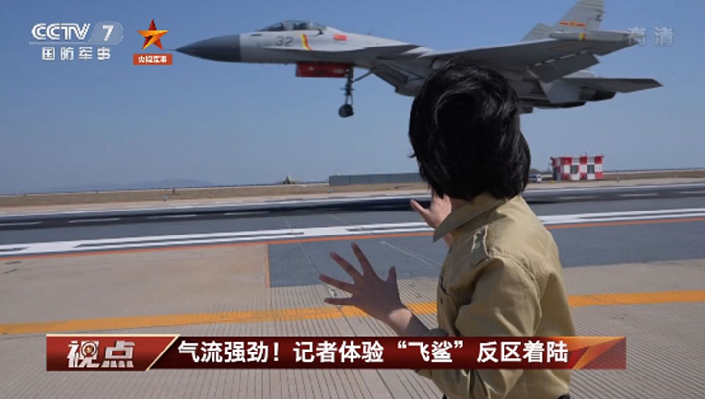 歼-15近距离从庄晓莹身边飞过。（中国央视截图）