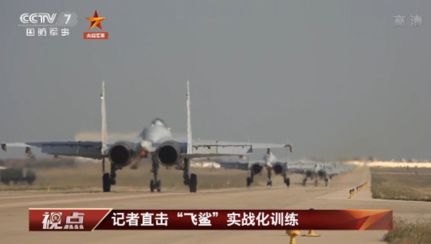 歼-15升空画面。（中国央视截图）