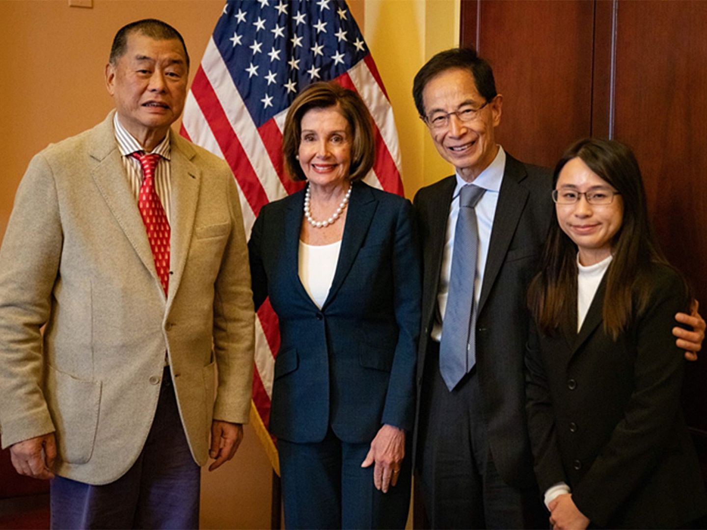 2019年10月，壹传媒创办人黎智英（左一）和民主党创党主席李柱铭（右二）会见美国众议院议长佩洛西（左二），寻求她支持香港的反修例运动。（Twitter@Nancy Pelosi）
