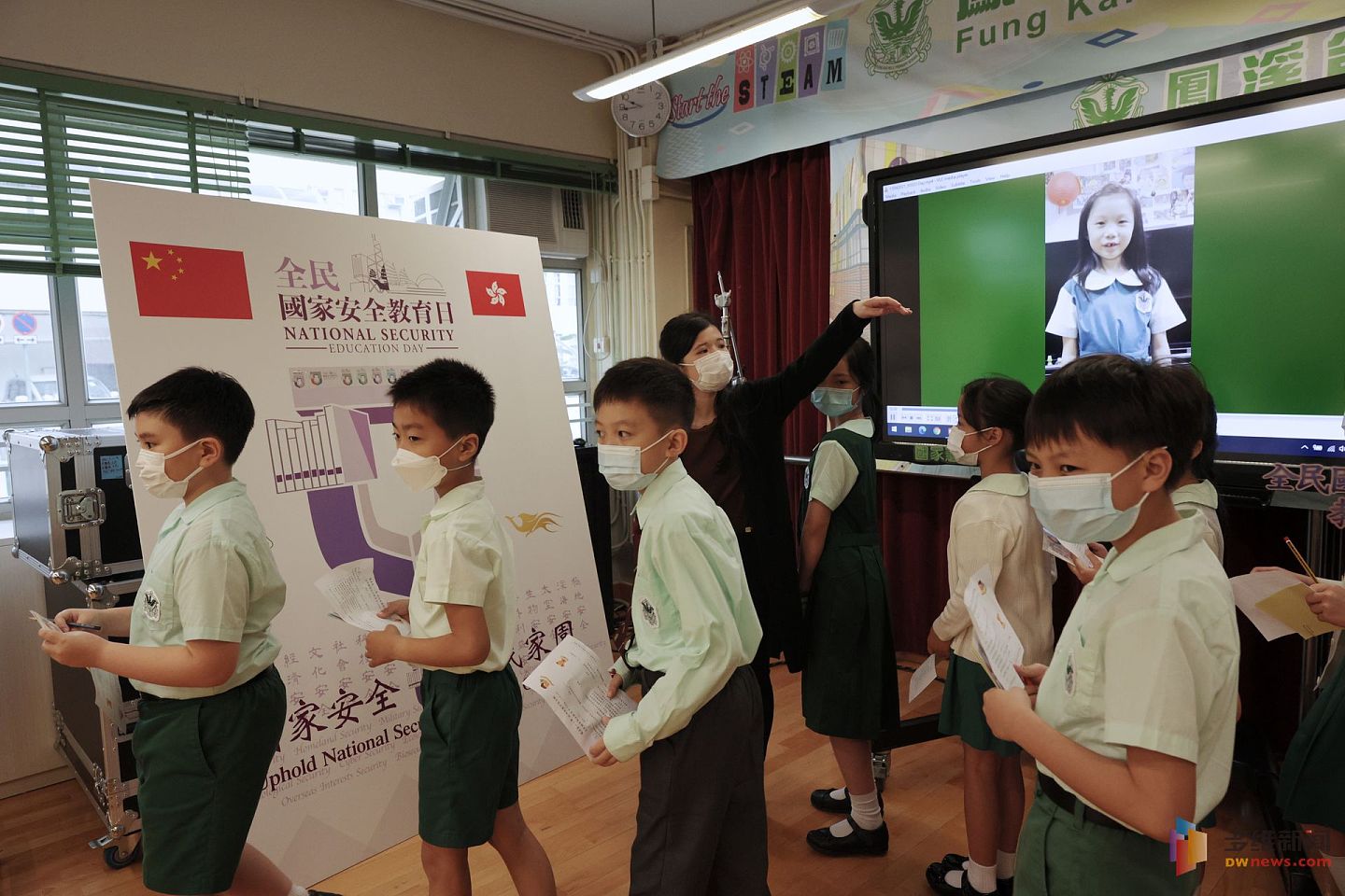 4月15日为“全民国家安全教育日”，香港有小学举办一连串相关的教学活动，宣导国家安全、国安法等概念。（多维新闻）