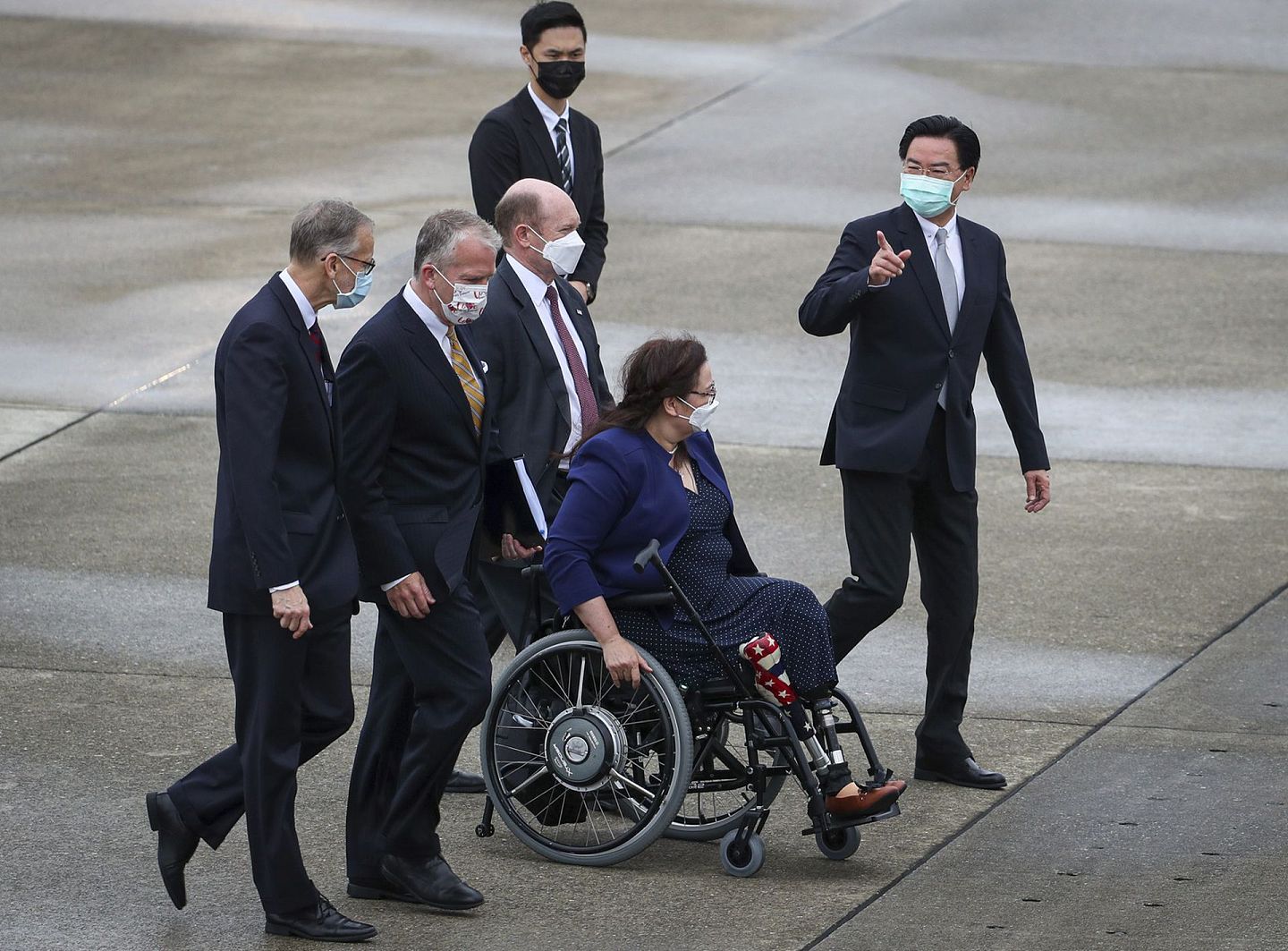 台湾官员引导美国参议员走下军机。（AP）