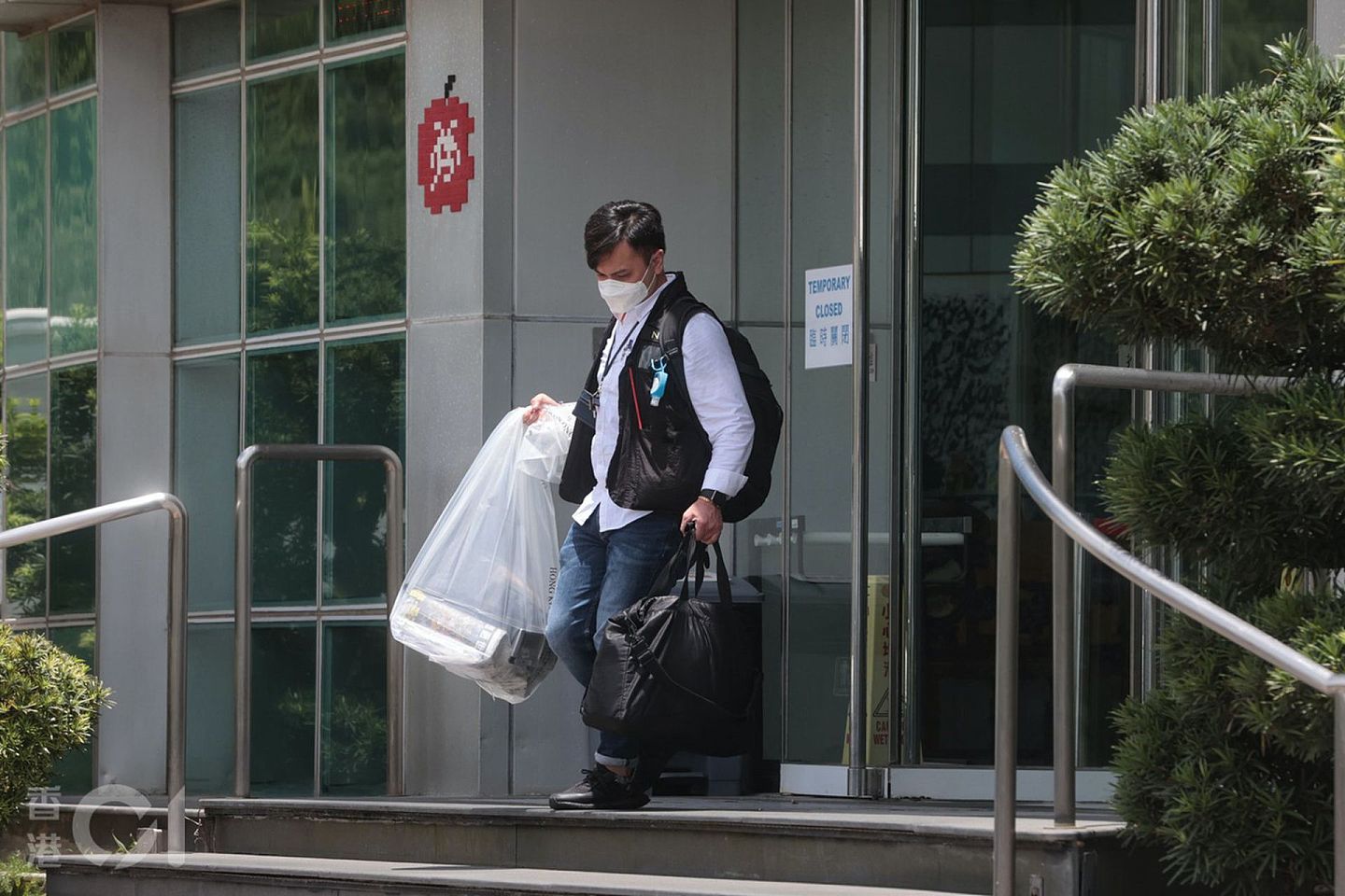 香港警方带走部分物品取证。（香港01）