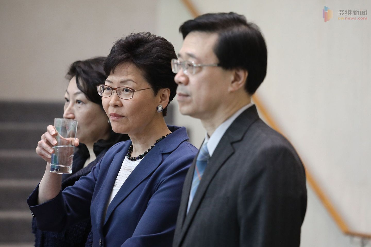 李家超（右）升任香港政务司司长，职务仅次于特首，这对于纪律部队出身的他来说，无疑是一种超拔。（香港01）