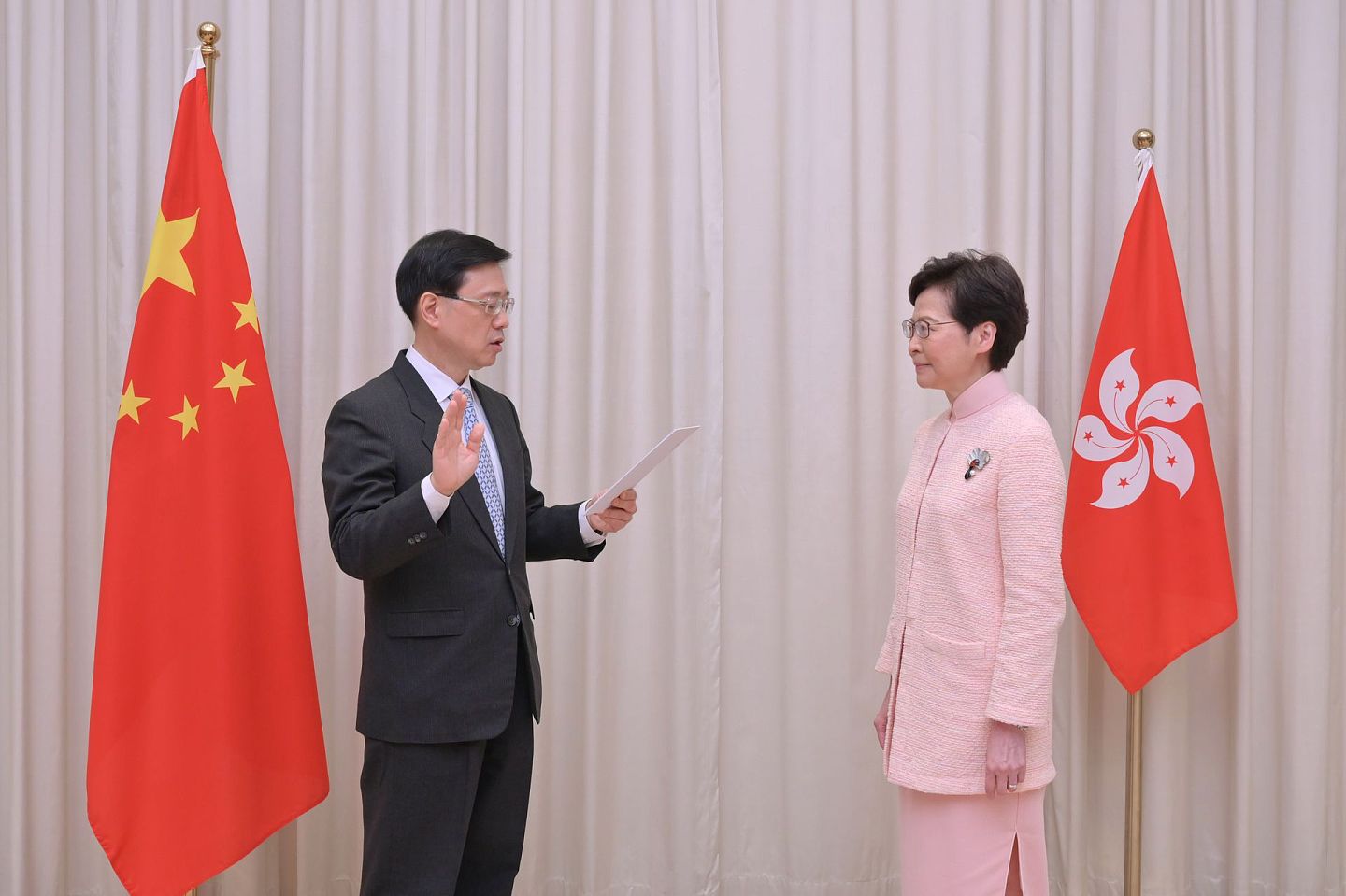 新任政务司司长李家超（左）在林郑月娥（右）监誓下宣誓就职。（HK01）