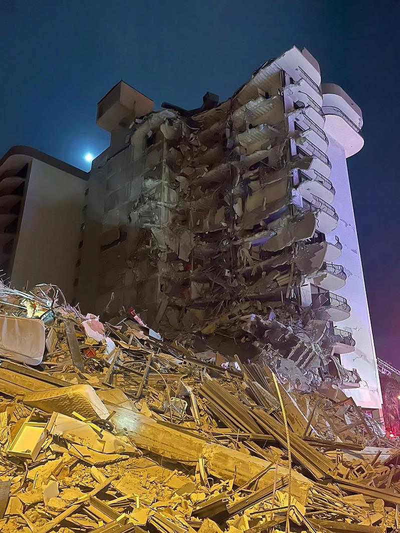佛州迈阿密-戴德郡的一栋滨海康斗公寓24日凌晨坍塌。 (Getty Images)