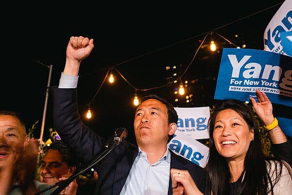 杨安泽在初选日向支持者发表讲话。