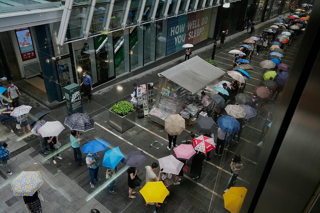 周四，人们排队购买最后一期《苹果日报》。一位购买者称他这是为了“纪念我们曾经在香港可以发表言论的自由”。