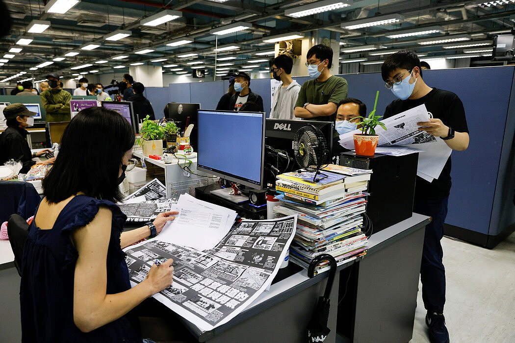 周三，《苹果日报》员工及其出版社壹传媒正在制作最后一期报纸。