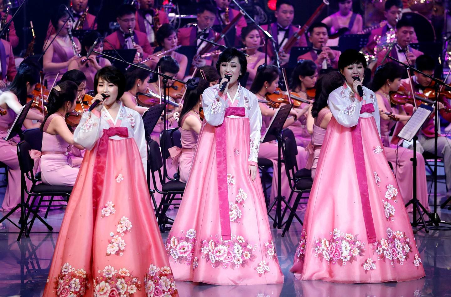 图为2018年2月8日晚，朝鲜三池渊管弦乐团在韩国江陵艺术中心演出。 （Reuters）