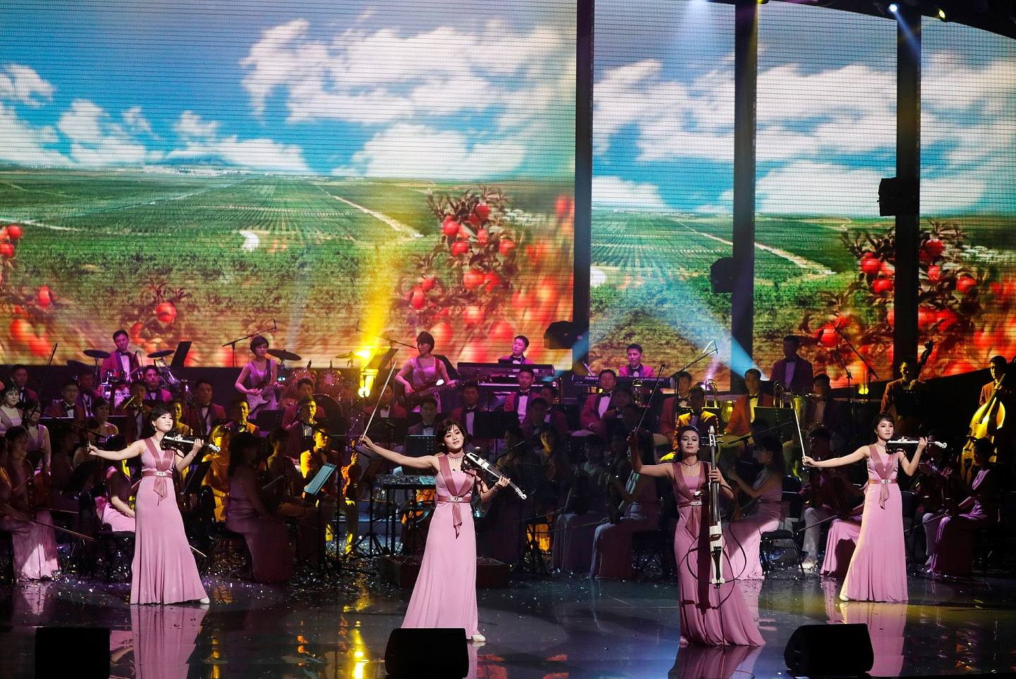 有「美女团」之称的三池渊管弦乐团在韩国江原道首次演出，场面盛大。 （Reuters）