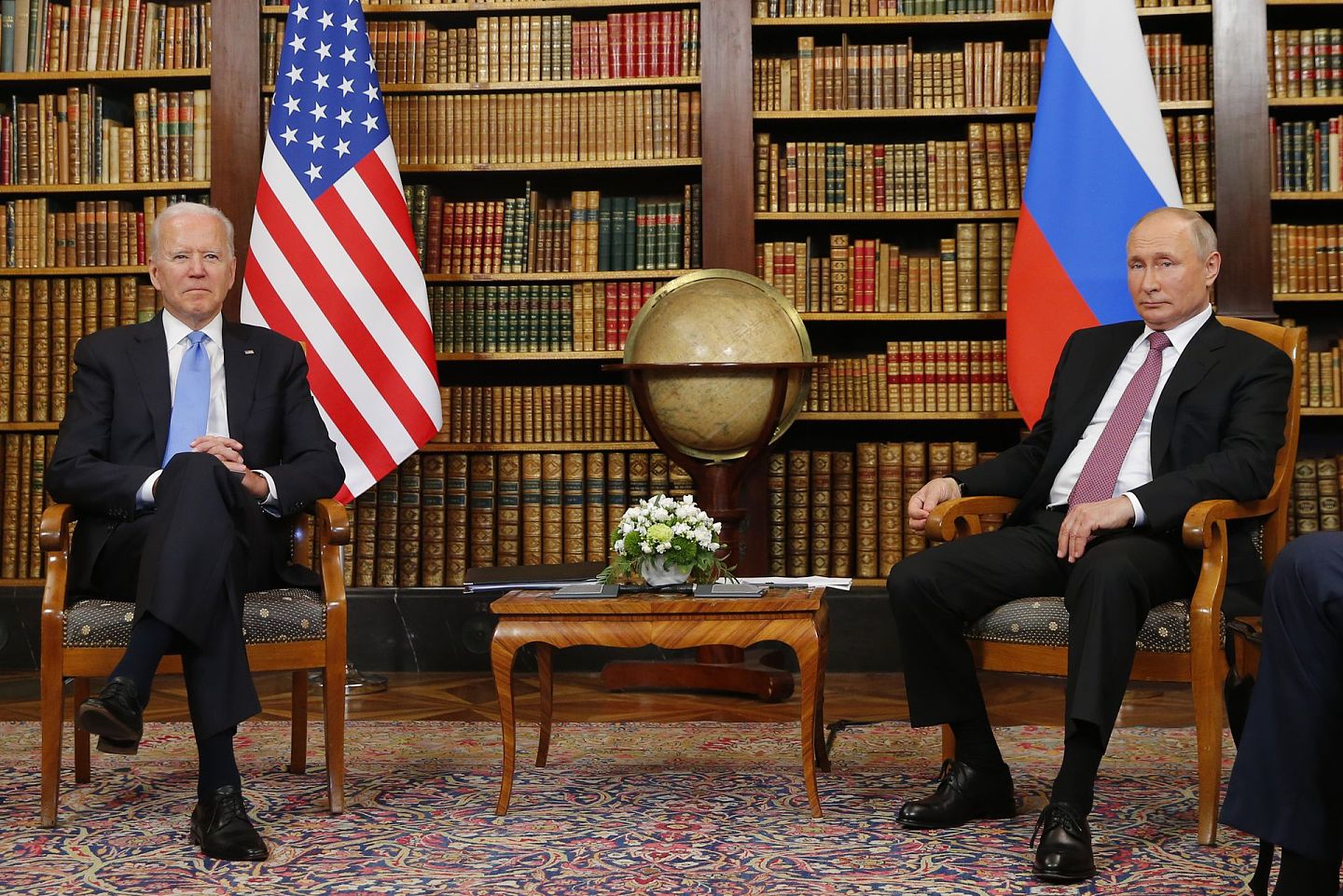 2021 年 6 月 16 日美国总统拜登（左）与俄罗斯总统普京（右）在瑞士举行美俄峰会，拜登试图以此离间中俄关系但未能得逞。（AP）